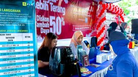Petugas PLN melayani pengunjung yang datang ke booth sosialisasi program “Bangkit Lebih Terang” di arena Car Free Day. Program ini menawarkan diskon 50% untuk tambah daya listrik, berlaku hingga 23 Mei 2025. Antusiasme warga terlihat tinggi untuk mendapatkan informasi dan manfaat dari program unggulan PLN tersebut. (Foto: Dok. PLN)