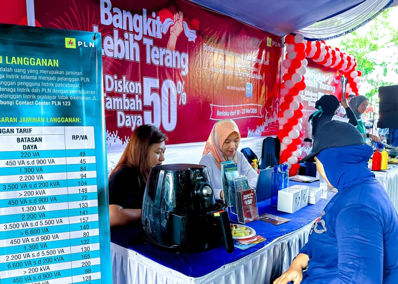Petugas PLN melayani pengunjung yang datang ke booth sosialisasi program “Bangkit Lebih Terang” di arena Car Free Day. Program ini menawarkan diskon 50% untuk tambah daya listrik, berlaku hingga 23 Mei 2025. Antusiasme warga terlihat tinggi untuk mendapatkan informasi dan manfaat dari program unggulan PLN tersebut. (Foto: Dok. PLN)