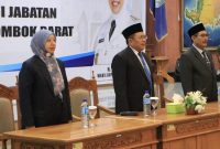 Bupati Lombok Barat H. Lalu Ahmad Zaini (tengah) bersama Wakil Bupati Hj. Nurul Adha (kiri) dan Sekda Lombok Barat H. Ilham (kanan) saat menghadiri prosesi pelantikan pejabat administrator dan pengawas di Aula Kantor Bupati Lombok Barat, Jumat malam (16/8/2024). Momen ini menjadi bagian dari langkah strategis dalam memperkuat tata kelola pemerintahan dan pelayanan publik di daerah. (Foto: Istimewa)