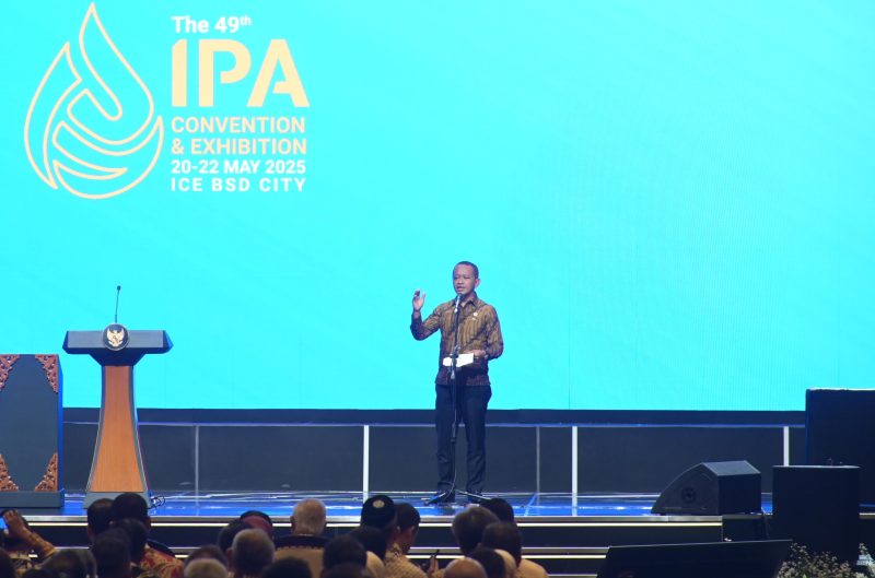 Menteri Energi dan Sumber Daya Mineral (ESDM), Bahlil Lahadalia ketika menyampaikan laporan dalam pembukaan The 49th Indonesia Petroleum Association Convention and Exhibition (IPA Convex) 2025 di ICE BSD, Tangerang pada Rabu (21/5).(Foto: Dok. PLN)