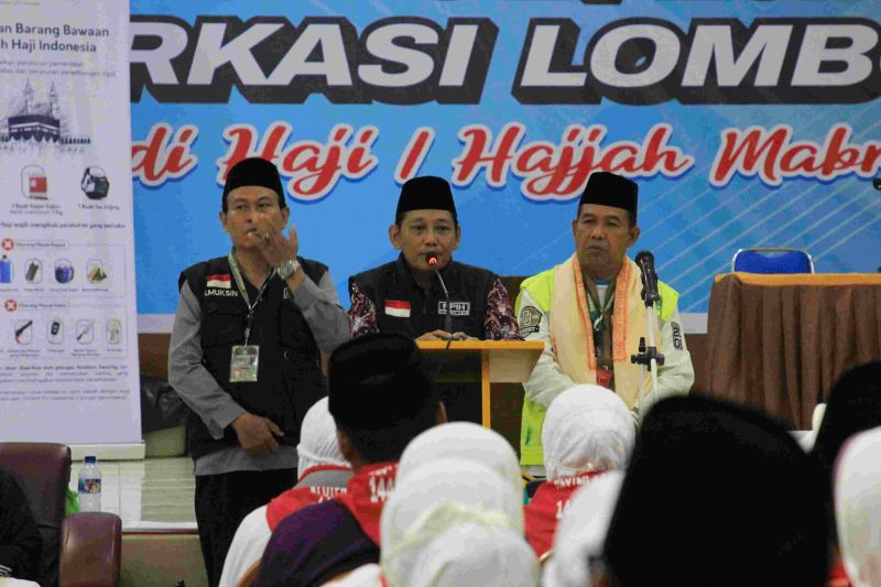 Kepala Bidang Penyelenggaraan Haji dan Umrah (PHU) Kanwil Kemenag NTB, H. L Muhammad Amin, memberikan arahan kepada jemaah calon haji Kloter 11 Embarkasi Lombok di Asrama Haji NTB, Mataram, sebelum pemberangkatan ke Tanah Suci. Dalam arahannya, ia menekankan pentingnya menjaga kesehatan dan kekhusyukan selama menjalankan ibadah haji. (Foto: Istimewa)
