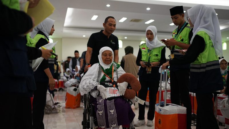 Petugas dengan sigap mendampingi jemaah haji lanjut usia saat proses pemberangkatan di Asrama Haji Embarkasi Lombok, Jumat (16/8/2024). Layanan khusus terus dioptimalkan demi memastikan kenyamanan dan keselamatan jemaah haji NTB, termasuk bagi lansia dan penyandang disabilitas. (Foto: Istimewa)