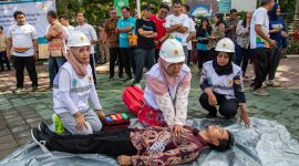 Petugas PLN melakukan simulasi pertolongan pertama (CPR) kepada “korban” saat kegiatan Bulan K3 Nasional ke-11 di halaman Kantor PLN UIW NTB, Mataram (29/5).
Simulasi ini bertujuan meningkatkan kesiapsiagaan dan keterampilan menghadapi situasi darurat di lingkungan kerja. (Foto: Dok. PLN)