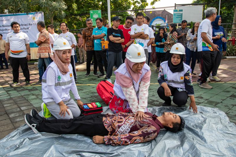 Petugas PLN melakukan simulasi pertolongan pertama (CPR) kepada “korban” saat kegiatan Bulan K3 Nasional ke-11 di halaman Kantor PLN UIW NTB, Mataram (29/5).
Simulasi ini bertujuan meningkatkan kesiapsiagaan dan keterampilan menghadapi situasi darurat di lingkungan kerja. (Foto: Dok. PLN)