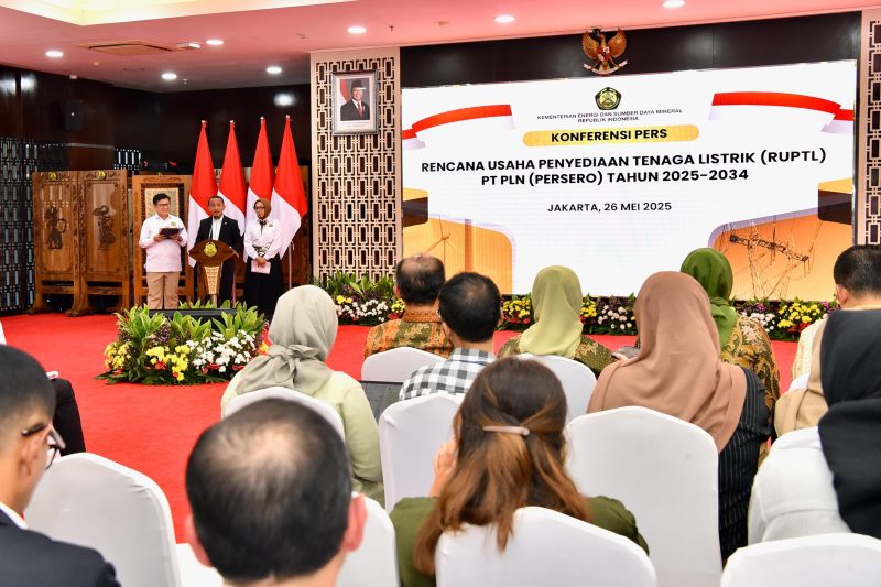 Suasana Konferensi Pers Rencana Usaha Penyediaan Tenaga Listrik (RUPTL) PLN 2025-2034 di Kantor Kementerian ESDM, Jakarta pada Senin, (26/5). (Foto: Dok. PLN)