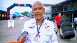 CEO MGPA, Priandhi Satria, memberikan keterangan kepada media di area paddock Sirkuit Internasional Mandalika. Ia menekankan pentingnya kesiapan dan profesionalisme dalam menyukseskan gelaran GT World Challenge Asia 2024. (Foto: Dok. PLN)