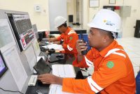Petugas PLN Indonesia Power Unit PGU Bali sedang memantau sistem operasional kelistrikan di ruang kontrol. (Foto: Dok. PLN)