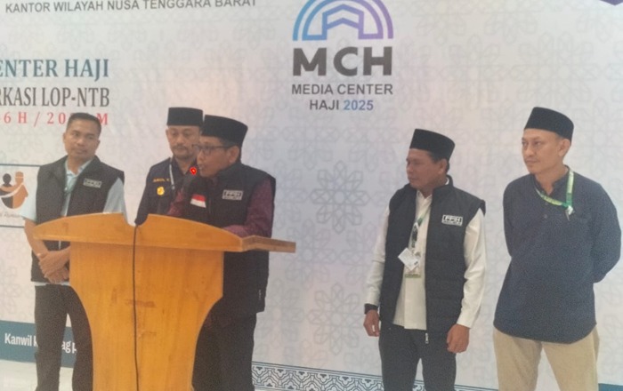 Kabid PHU Kanwil Kemenag NTB, Lalu Muhammad Amin (tengah) saat konferensi pers di Media Center Haji Asrama Haji NTB, Jumat (2/5/2025). (Foto: Istimewa)