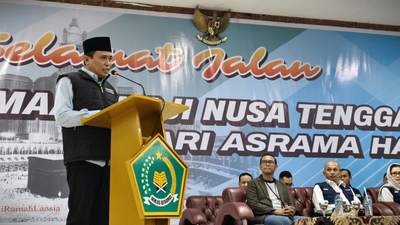 Kepala Kantor Wilayah Kementerian Agama Provinsi NTB, H. Zamroni Aziz, saat memberikan sambutan dalam pelepasan jamaah haji Kloter 1 asal Lombok Barat di Asrama Haji NTB. Ia berpesan agar jamaah menjaga kesehatan dan kekompakan selama menjalani ibadah di Tanah Suci. (Foto: Istimewa)