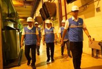 Direktur Utama PLN, Darmawan Prasodjo (kanan), Direktur Manajemen Pembangkitan, Adi Lumakso (kiri), Direktur Transmisi & Perencanaan Sistem, Evy Haryadi (kedua dari kiri), Direktur Distribusi PLN, Adi Priyanto (ketiga dari kiri), beserta jajaran manajemen PLN ketika terjun langsung ke Pembangkit Listrik Tenaga Diesel dan Gas (PLTDG) Pesanggaran pada Sabtu dini hari (3/5). (Foto: Dok. PLN)