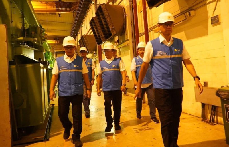 Direktur Utama PLN, Darmawan Prasodjo (kanan), Direktur Manajemen Pembangkitan, Adi Lumakso (kiri), Direktur Transmisi & Perencanaan Sistem, Evy Haryadi (kedua dari kiri), Direktur Distribusi PLN, Adi Priyanto (ketiga dari kiri), beserta jajaran manajemen PLN ketika terjun langsung ke Pembangkit Listrik Tenaga Diesel dan Gas (PLTDG) Pesanggaran pada Sabtu dini hari (3/5). (Foto: Dok. PLN)