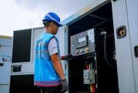 Tim teknis PLN mengecek panel kelistrikan cadangan di kawasan Mandalika sebagai bagian dari pengamanan berlapis selama event balap. (Foto: Dok. PLN)
