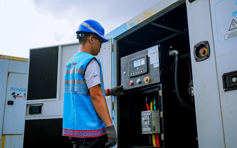 Tim teknis PLN mengecek panel kelistrikan cadangan di kawasan Mandalika sebagai bagian dari pengamanan berlapis selama event balap. (Foto: Dok. PLN)