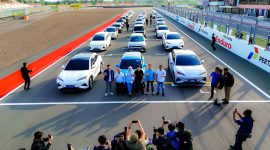 Deretan mobil listrik ramaikan Mandalika EV Experience Chapter 3, simbol sinergi PLN, Mandiri, dan InJourney dorong ekosistem kendaraan ramah lingkungan di NTB. (Foto: Dok. PLN)