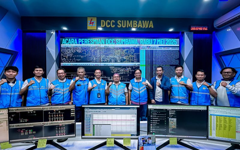 Para petugas PLN berfoto bersama dalam momen peresmian Distribution Control Center (DCC) Sumbawa, Rabu, 7 Mei 2025. Kehadiran DCC ini diharapkan dapat meningkatkan efisiensi pengawasan dan pengendalian sistem distribusi kelistrikan di wilayah Sumbawa. (Foto: Dok. PLN)