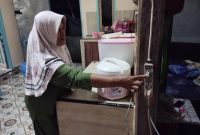 Sejak listrik hadir, kehidupan warga berubah. Peralatan masak listrik kini membantu aktivitas sehari-hari, wujud nyata peningkatan kesejahteraan lewat Program Listrik Desa. (Foto: Dok. PLN)