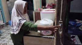 Sejak listrik hadir, kehidupan warga berubah. Peralatan masak listrik kini membantu aktivitas sehari-hari, wujud nyata peningkatan kesejahteraan lewat Program Listrik Desa. (Foto: Dok. PLN)