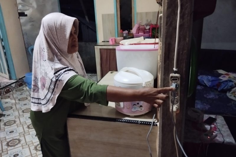 Sejak listrik hadir, kehidupan warga berubah. Peralatan masak listrik kini membantu aktivitas sehari-hari, wujud nyata peningkatan kesejahteraan lewat Program Listrik Desa. (Foto: Dok. PLN)