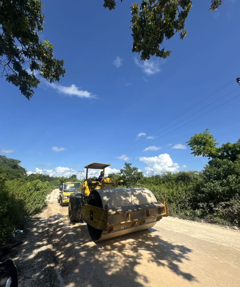 Petugas dan alat berat sedang melakukan proses pemadatan jalan dalam proyek pengaspalan menuju Pantai Air Cina, Desa Lifuleo, Kabupaten Kupang. Pembangunan jalan ini menjadi bagian dari komitmen PLN dalam mendukung aksesibilitas warga dan pengembangan potensi wisata lokal. (Foto: Dok. PLN)