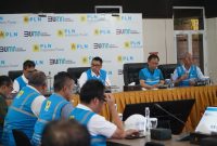 Direktur Utama PLN Darmawan Prasodjo (tengah) ketika memimpin langsung rapat pemulihan sistem kelistrikan Bali di PLTDG Pesanggaran pada Sabtu pagi (3/5). (Foto: Dok. PLN)