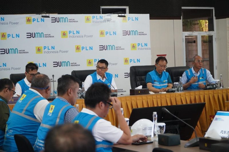 Direktur Utama PLN Darmawan Prasodjo (tengah) ketika memimpin langsung rapat pemulihan sistem kelistrikan Bali di PLTDG Pesanggaran pada Sabtu pagi (3/5). (Foto: Dok. PLN)