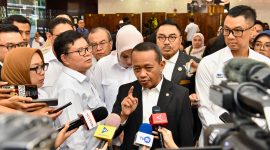 Menteri Energi dan Sumber Daya Mineral (ESDM) Bahlil Lahadalia (tengah), Direktur Jenderal Ketenagalistrikan Kementerian ESDM Jisman P Hutajulu (kedua dari kiri), Direktur Jenderal Energi Baru Terbarukan dan Konservasi Energi Kementerian ESDM Eniya Listiani Dewi (kiri), Direktur Utama PLN Darmawan Prasodjo (kanan) dan Tenaga Ahli Menteri ESDM Bidang Negosiasi, Diplomasi dan Kerjasama Mineral dan Batubara, Michael Wattimena (kedua dari kanan) dalam kesempatannya bersama media usai mengumumkan Rencana Usaha Penyediaan Tenaga Listrik (RUPTL) PLN 2025-2034 di Jakarta pada Senin (26/5). (Foto: Dok. PLN)