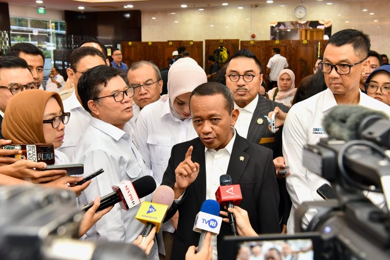 Menteri Energi dan Sumber Daya Mineral (ESDM) Bahlil Lahadalia (tengah), Direktur Jenderal Ketenagalistrikan Kementerian ESDM Jisman P Hutajulu (kedua dari kiri), Direktur Jenderal Energi Baru Terbarukan dan Konservasi Energi Kementerian ESDM Eniya Listiani Dewi (kiri), Direktur Utama PLN Darmawan Prasodjo (kanan) dan Tenaga Ahli Menteri ESDM Bidang Negosiasi, Diplomasi dan Kerjasama Mineral dan Batubara, Michael Wattimena (kedua dari kanan) dalam kesempatannya bersama media usai mengumumkan Rencana Usaha Penyediaan Tenaga Listrik (RUPTL) PLN 2025-2034 di Jakarta pada Senin (26/5). (Foto: Dok. PLN)