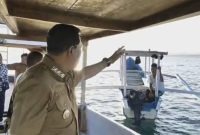 Bupati Lombok Timur, Drs. H. Haerul Warisin, M.Si, terlihat mengisyaratkan warga untuk meninggalkan kawasan perairan Pantai Ekas dalam kunjungan lapangan yang menuai kontroversi. (Foto: Istimewa)