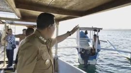 Bupati Lombok Timur, Drs. H. Haerul Warisin, M.Si, terlihat mengisyaratkan warga untuk meninggalkan kawasan perairan Pantai Ekas dalam kunjungan lapangan yang menuai kontroversi. (Foto: Istimewa)