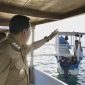 Bupati Lombok Timur, Drs. H. Haerul Warisin, M.Si, terlihat mengisyaratkan warga untuk meninggalkan kawasan perairan Pantai Ekas dalam kunjungan lapangan yang menuai kontroversi. (Foto: Istimewa)
