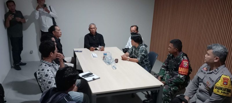 Ketua Laskar NTB Kota Mataram, Sahrul Hadi, saat audiensi dengan manajemen CV Utama Simpang Plasindo membahas dugaan pelanggaran hak buruh. (Foto: Istimewa)