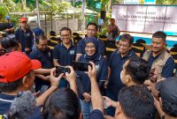 General Manager PLN UIW NTB, Sri Heny Purwanti, memberikan keterangan kepada awak media usai kunjungan lapangan ke PLTMH Santong dalam kegiatan Media Visit, 19 Juni 2025. (Dok. PLN)