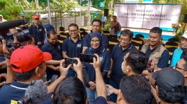 General Manager PLN UIW NTB, Sri Heny Purwanti, memberikan keterangan kepada awak media usai kunjungan lapangan ke PLTMH Santong dalam kegiatan Media Visit, 19 Juni 2025. (Dok. PLN)