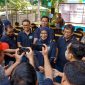 General Manager PLN UIW NTB, Sri Heny Purwanti, memberikan keterangan kepada awak media usai kunjungan lapangan ke PLTMH Santong dalam kegiatan Media Visit, 19 Juni 2025. (Dok. PLN)