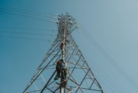 Petugas PLN memanjat menara transmisi untuk melakukan inspeksi dan pemeliharaan jaringan tegangan tinggi, sebagai bagian dari komitmen menjaga keandalan pasokan listrik di seluruh Indonesia. (Dok. PLN)
