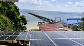 Pembangkit Listrik Tenaga Surya (PLTS) di kawasan pesisir dengan latar dermaga dan laut lepas. Pemanfaatan energi terbarukan ini menjadi bagian dari upaya penyediaan listrik ramah lingkungan di wilayah kepulauan dan pesisir Indonesia. (Dok. PLN)