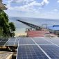 Pembangkit Listrik Tenaga Surya (PLTS) di kawasan pesisir dengan latar dermaga dan laut lepas. Pemanfaatan energi terbarukan ini menjadi bagian dari upaya penyediaan listrik ramah lingkungan di wilayah kepulauan dan pesisir Indonesia. (Dok. PLN)