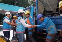 GM PLN UIW NTB, Sri Heny Purwanti (dua dari kiri) memberikan ucapan selamat bertugas kepada petugas Pelayanan Teknik usai Apel Siaga Kelistrikan Idul Adha 1446H. (Foto: Dok. PLN)
