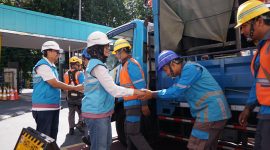 GM PLN UIW NTB, Sri Heny Purwanti (dua dari kiri) memberikan ucapan selamat bertugas kepada petugas Pelayanan Teknik usai Apel Siaga Kelistrikan Idul Adha 1446H. (Foto: Dok. PLN)