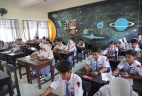 Langit bukan batas: dari ruang kelas berlatar planet dan bintang, 69 siswa SMAN 9 Mataram melesat ke perguruan tinggi terbaik. (Foto: Istimewa)
