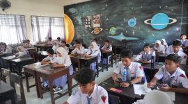 Langit bukan batas: dari ruang kelas berlatar planet dan bintang, 69 siswa SMAN 9 Mataram melesat ke perguruan tinggi terbaik. (Foto: Istimewa)