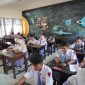 Langit bukan batas: dari ruang kelas berlatar planet dan bintang, 69 siswa SMAN 9 Mataram melesat ke perguruan tinggi terbaik. (Foto: Istimewa)