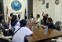 Suasana diskusi intens antara BNN Kota Mataram dan tim produksi film lokal dalam persiapan teknis dan pematangan pesan kampanye anti-narkoba berbasis budaya lokal. (Foto: Istimewa)