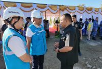 Manager PLN UP3 Sumbawa, Firman Sulistyawan (dua dari kiri) berkoordinasi dengan pihak Polda NTB terkait kelistrikan selama jalannya acara Groundbreaking Gudang Ketahanan Pangan Polri. (Foto: Dok. PLN)