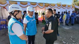 Manager PLN UP3 Sumbawa, Firman Sulistyawan (dua dari kiri) berkoordinasi dengan pihak Polda NTB terkait kelistrikan selama jalannya acara Groundbreaking Gudang Ketahanan Pangan Polri. (Foto: Dok. PLN)