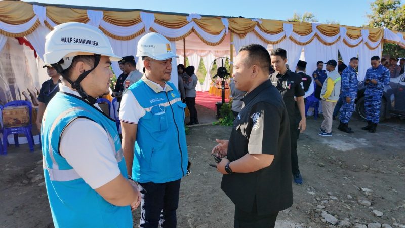 Manager PLN UP3 Sumbawa, Firman Sulistyawan (dua dari kiri) berkoordinasi dengan pihak Polda NTB terkait kelistrikan selama jalannya acara Groundbreaking Gudang Ketahanan Pangan Polri. (Foto: Dok. PLN)