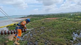 Teknisi PLN melakukan perawatan jaringan tegangan tinggi di wilayah pesisir, wujud komitmen menghadirkan listrik andal hingga ke pelosok negeri. (Dok. PLN)