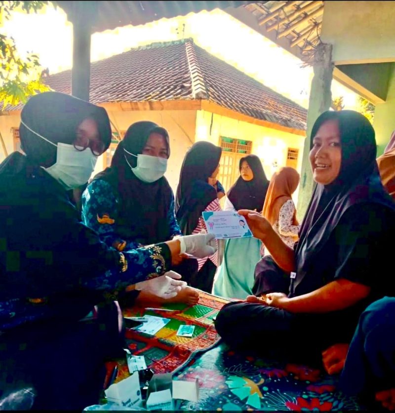 Petugas UPTD BLUD Puskesmas Aik Mual menyerahkan buku RAGIL (Rapor Gigi dan Mulut) kepada peserta Posyandu Keluarga sebagai bagian dari pemeriksaan rutin kesehatan gigi dan mulut yang dilaksanakan serentak di empat titik di Kecamatan Praya, Selasa (17/6). (Foto: Istimewa)