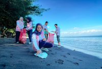 Sejumlah pegawai PLN UIW NTB bersama relawan tampak sigap memungut sampah plastik di pesisir Pantai Kuranji, Lombok Barat, dalam kegiatan Zero Waste Warriors pada Kamis (12/6/2025).
Kegiatan ini merupakan bagian dari peringatan Hari Lingkungan Hidup Sedunia yang menekankan pentingnya peran individu dalam menjaga kebersihan dan kelestarian lingkungan laut. (Foto: Dok. PLN)