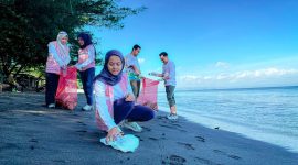 Sejumlah pegawai PLN UIW NTB bersama relawan tampak sigap memungut sampah plastik di pesisir Pantai Kuranji, Lombok Barat, dalam kegiatan Zero Waste Warriors pada Kamis (12/6/2025).
Kegiatan ini merupakan bagian dari peringatan Hari Lingkungan Hidup Sedunia yang menekankan pentingnya peran individu dalam menjaga kebersihan dan kelestarian lingkungan laut. (Foto: Dok. PLN)